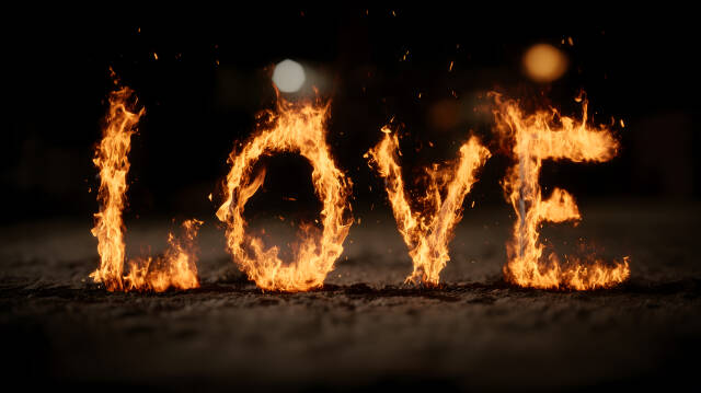 LOVE Flammenschrift in dunkler Nacht