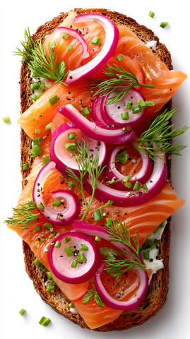 Lachs Sandwich mit Dill und Zwiebeln auf weißem Hintergrund