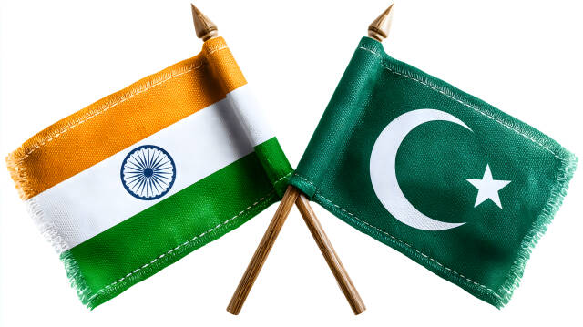 Indische und pakistanische Flaggen gemeinsam auf weißem Hintergrund