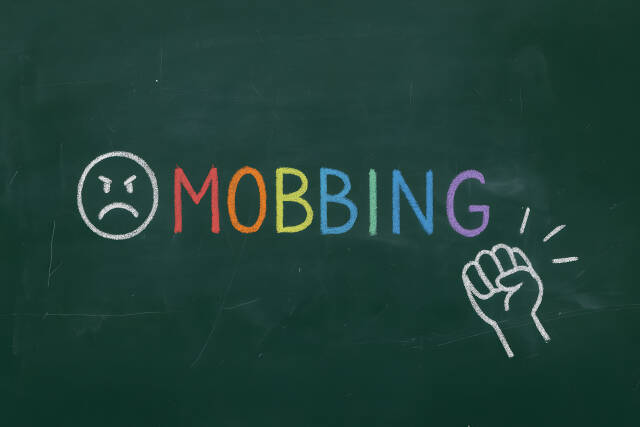 Mobbing Kreidebild mit traurigem Smiley und geballter Faust