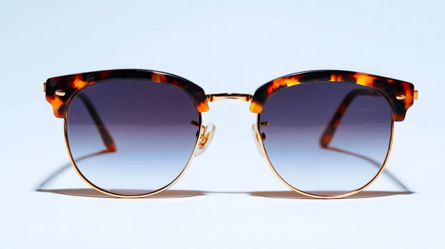 Modische Sonnenbrille mit Verlaufsgläsern und Schildpattoptik