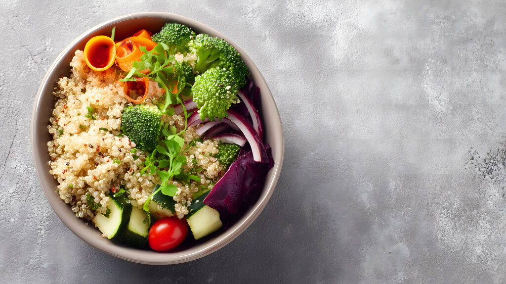 Quinoa Bowl mit frischem Gemüse und Kräutern