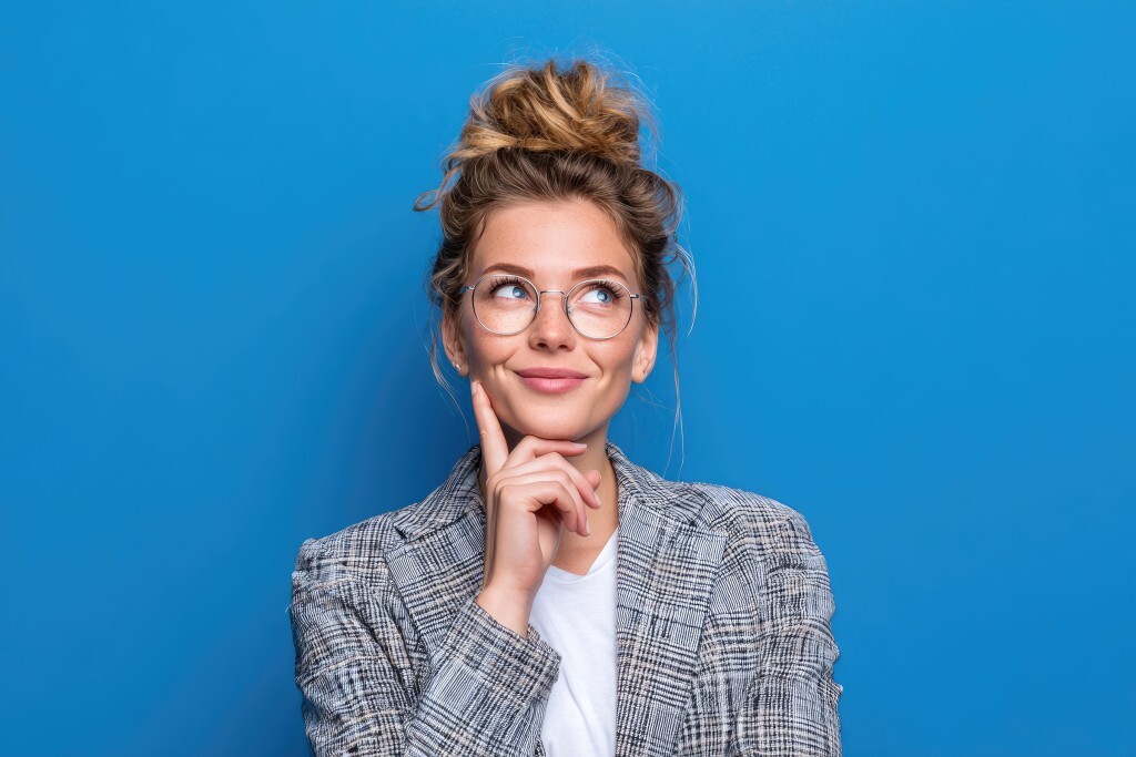 Nachdenkliche Frau mit Brille