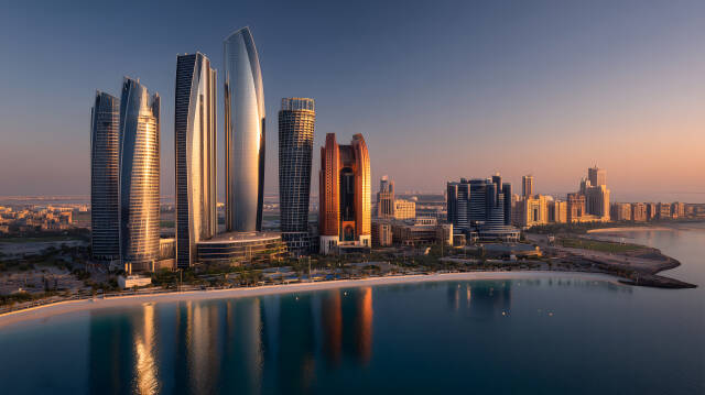 Skyline von Abu Dhabi mit Etihad Towers bei Sonnenuntergang