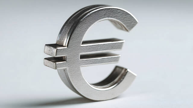 Metallisches Eurozeichen auf weißem Hintergrund