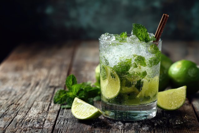 Erfrischender Mojito mit Limetten