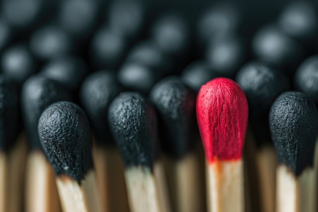 Einzelne rote Zündholz