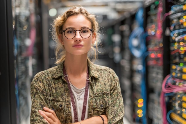 Frau im Rechenzentrum