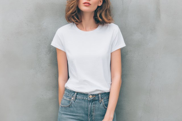 Moderne Frau in weißem Shirt