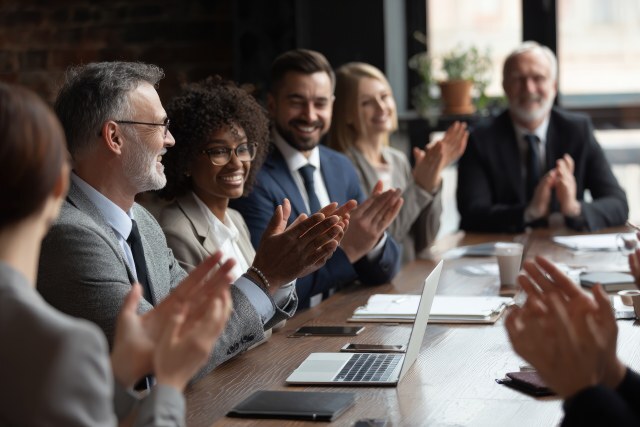Teammeeting mit Applaus