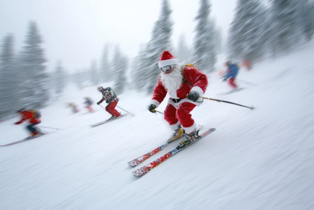 Skifahrer im Weihnachtsmannkostüm
