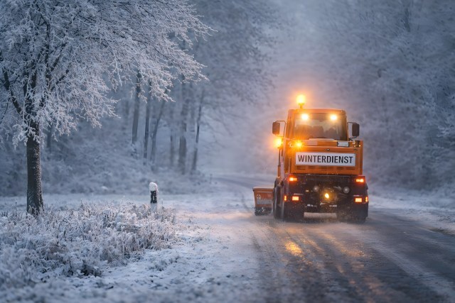Winterdienst Räumfahrzeug auf verschneiter Straße