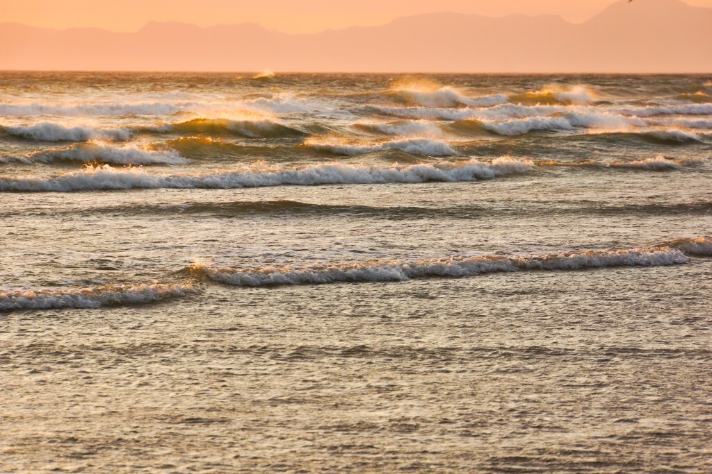 Wellen im Sonnenuntergang