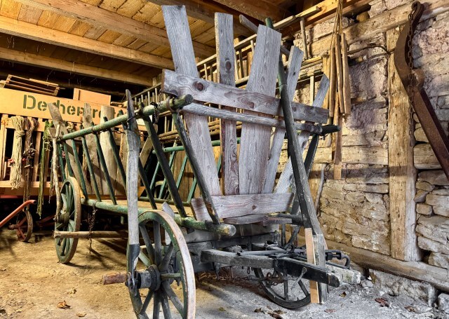 Alter Holzwagen im Stall