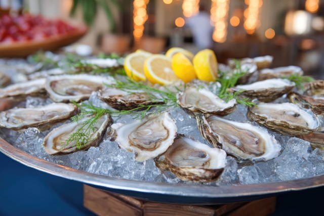 Frische Austern mit Zitrone