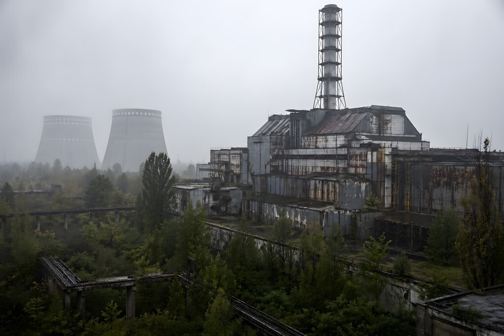 Verlassenes Kernkraftwerk im dichten Nebel