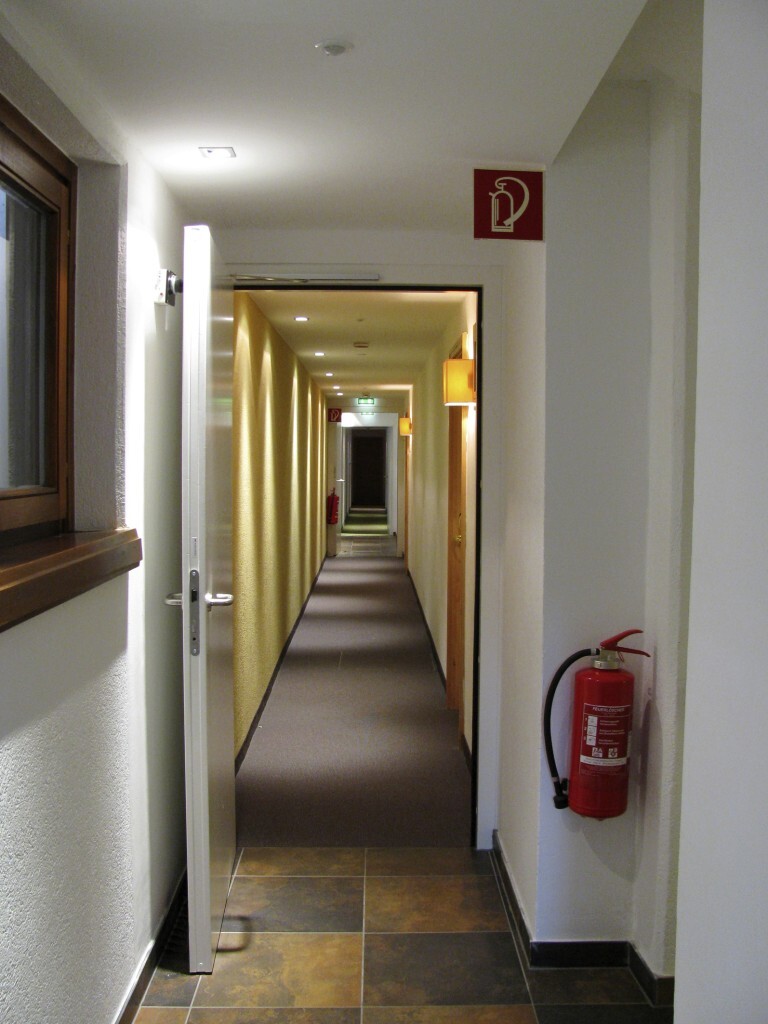 Hotelflur mit Feuerlöscher