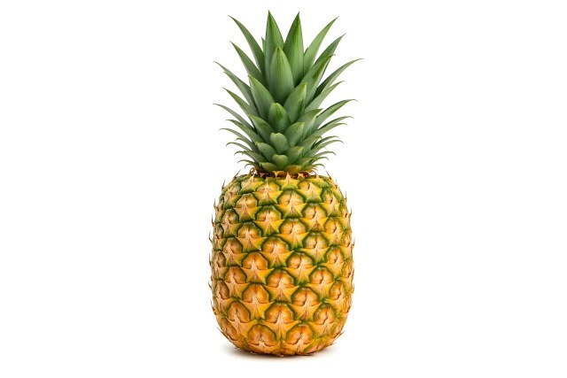 Frische ganze Ananas mit grünem Blattschopf