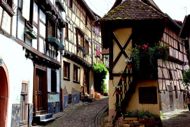 Historische Gasse mit Fachwerkhäusern