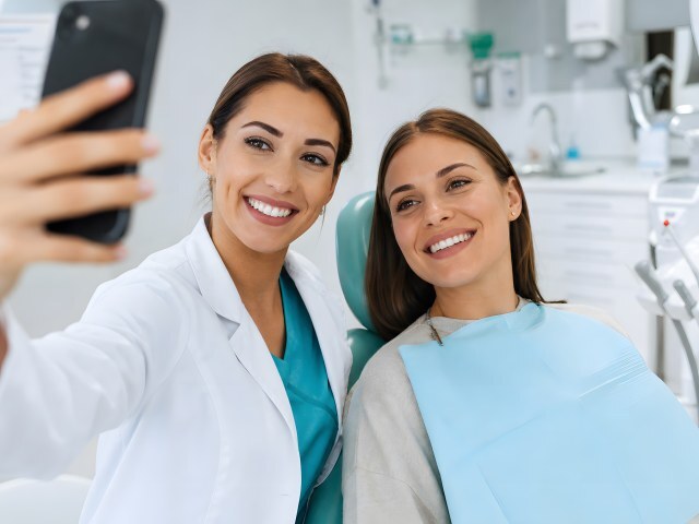 Zahnärztin und Patientin machen gemeinsames Selfie
