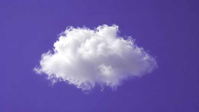 Weiße Cumulus-Wolke vor violettem Himmel