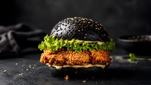 Crispy Chicken Burger mit schwarzem Sesambrötchen
