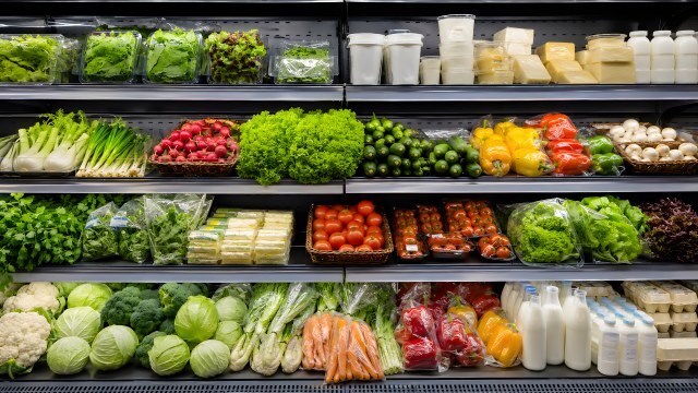 Frisches Gemüse und Milchprodukte im Supermarkt