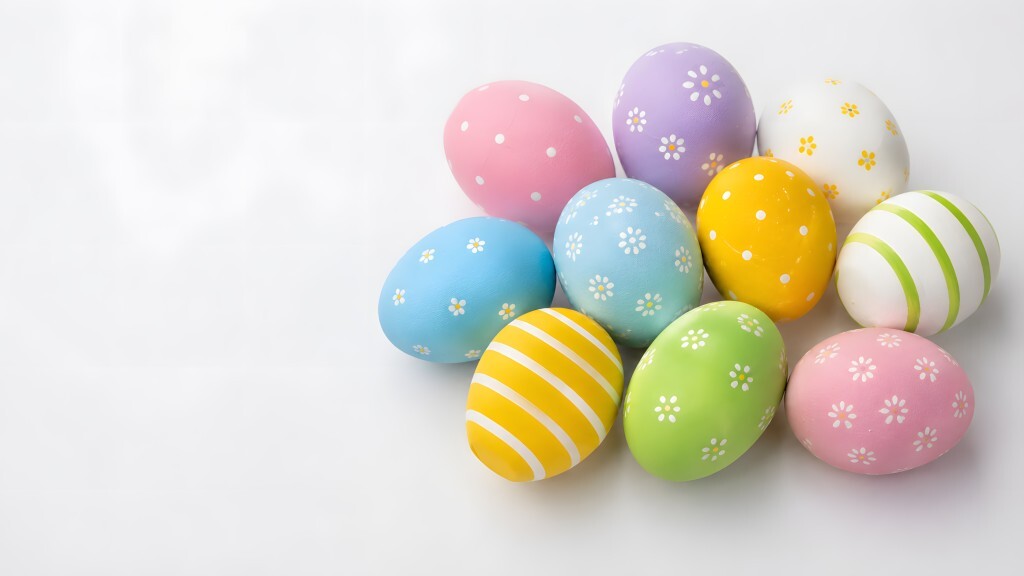 Bunte Ostereier mit Blüten und Streifen auf Weiß