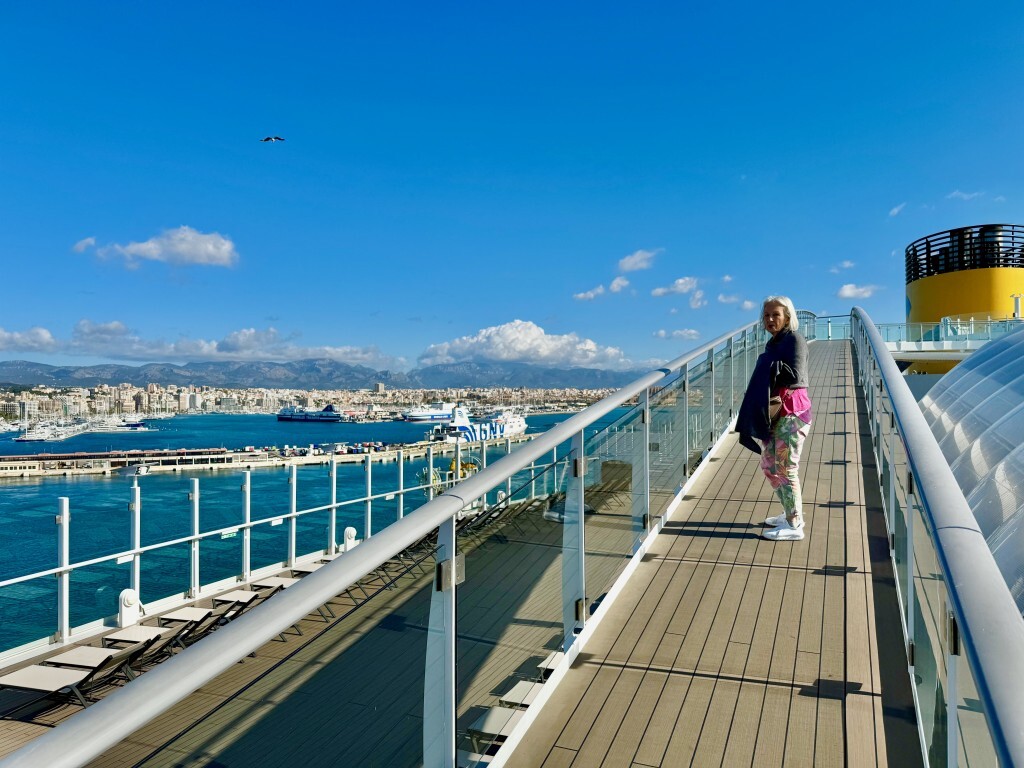 Frau auf der Costa Smeralda im Hafen von Mallorca