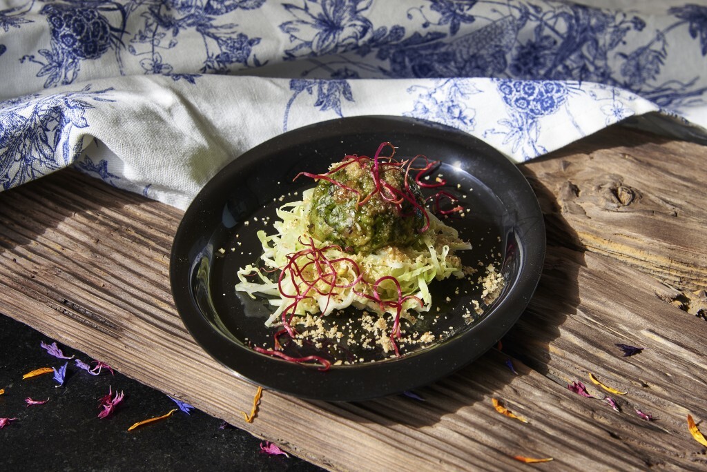 Veganes Menü: Spinatknödel auf Krautsalat.
