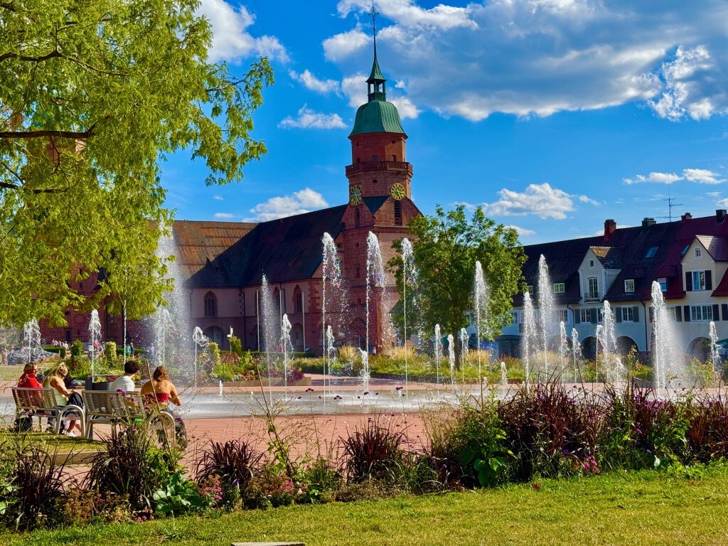 Brunnen und Kirche im Park