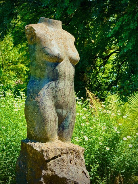 Skulptur im Grünen