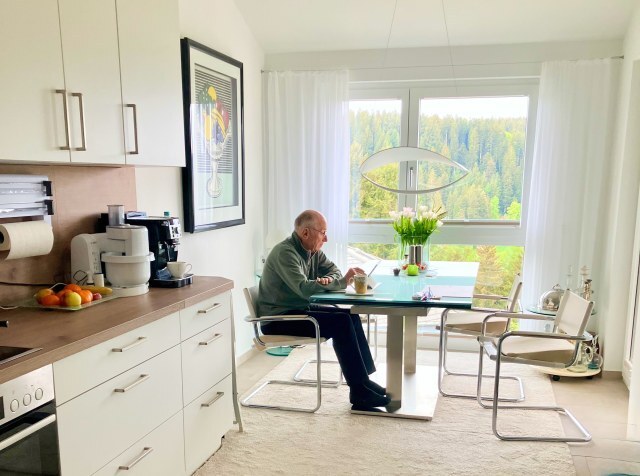 Gemütliches Frühstück mit Ausblick ins Grüne