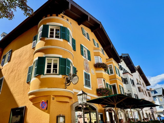 Bunte Architektur in den Alpen (Kitzbühel)