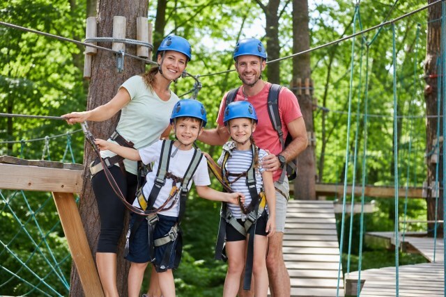 Familie im Kletterpark