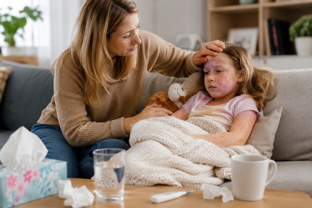 Mutter kümmert sich um kranke Tochter