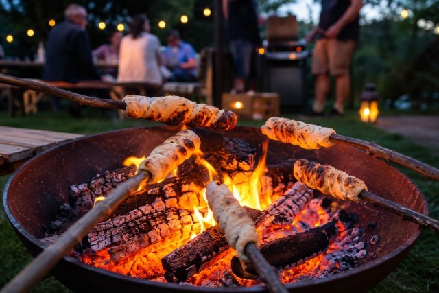 Gemütliches Lagerfeuer mit Brot
